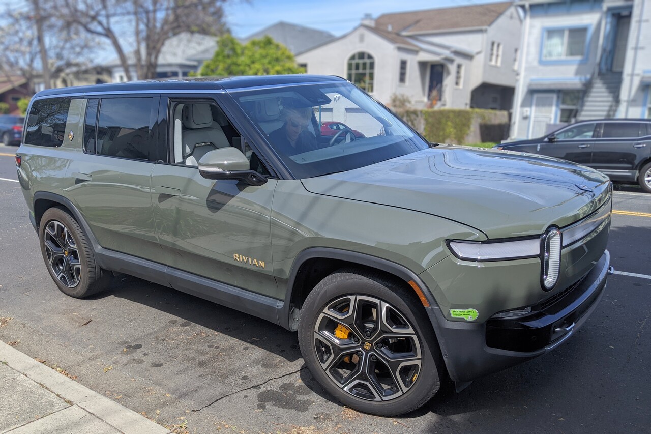 Rivian R1S 